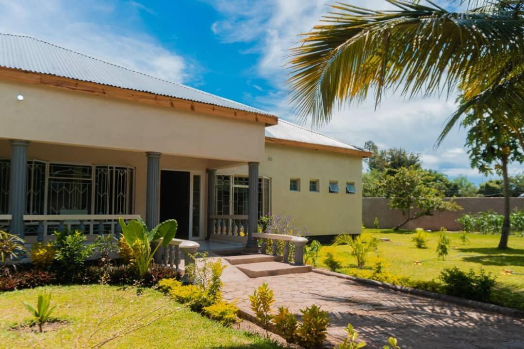 Adams Lodges Ltd Mangochi ภายนอก รูปภาพ
